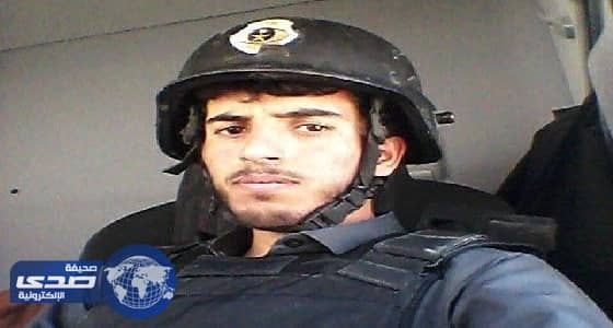 بالصور.. مقيم يتجول في حي المسورة مرتديا درعا واقيا للرصاص