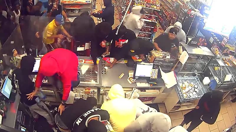 فيديو صادم .. عدد هائل من اللصوص يسرقون كل ما يأتي أمامهم في متجر بكاليفورنيا