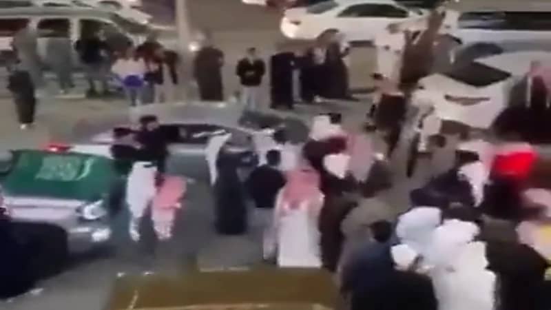 بالفيديو.. توجيه أمر بالقبض على أشخاص دخلوا بمضاربة جماعية في حفر الباطن