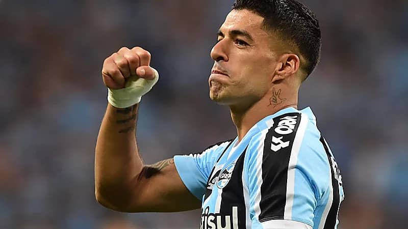 بالفيديو.. سواريز يشعل الغضب بهدف خاطف وقوات مكافحة الشغب تتدخل