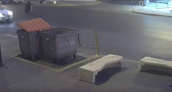 شاهد.. سيارة مسرعة تسحل سيدة مسنة في الهفوف