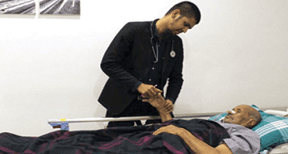 عجوز يتعرض لجلطة.. وفرقة الإسعاف تتسبب له في شلل نصفي بالمدينة المنورة