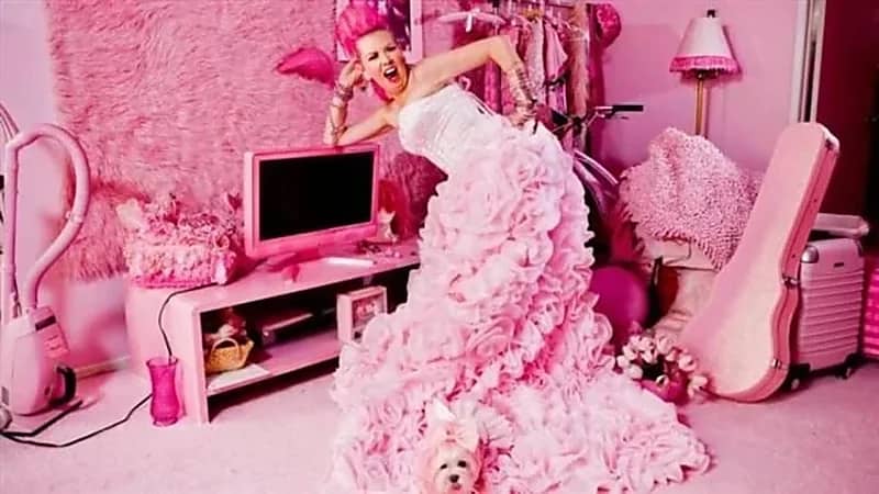 بالصور.. فتاة تتزوج من لونها المفضل بعد صدمتها في الرجال