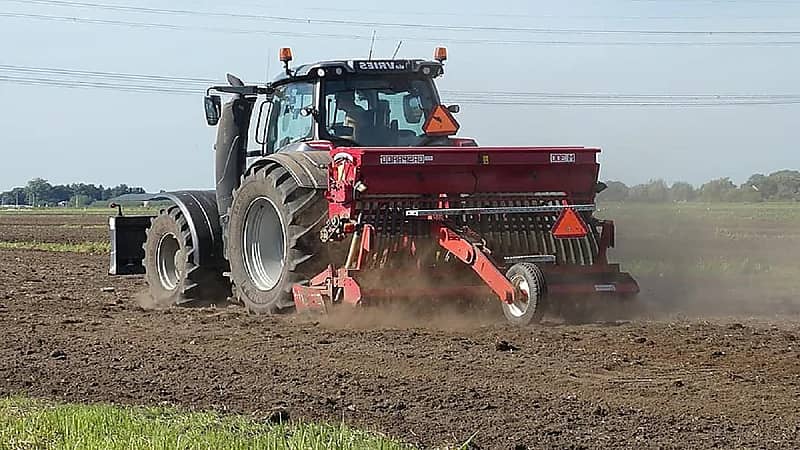 مزارع يدهس جارته وطفليها بالجرار إنتقاماً منها !