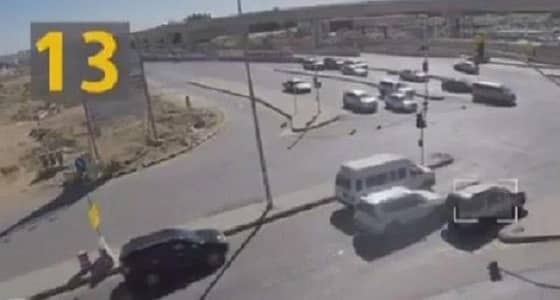 تجربة تكشف مدى التزام السائقين بإشارات المرور في ظل غياب كاميرات الرصد