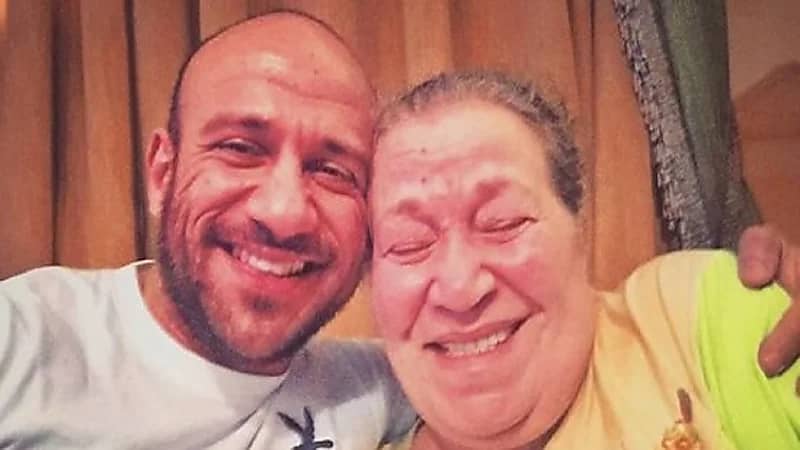والدة الفنان أحمد مكي تحتفل بعيد ميلادها