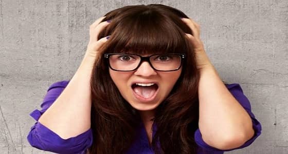 رجل يتسبب في كسر ساق زوجته.. والسبب " مزحة "