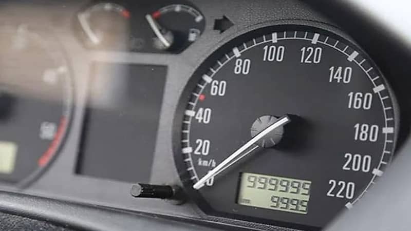 كيفية كشف التلاعب في عداد السيارة المستعملة قبل الشراء