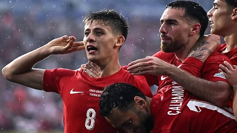 الأمن يمنع دخول مدرب منتخب تركيا .. فيديو