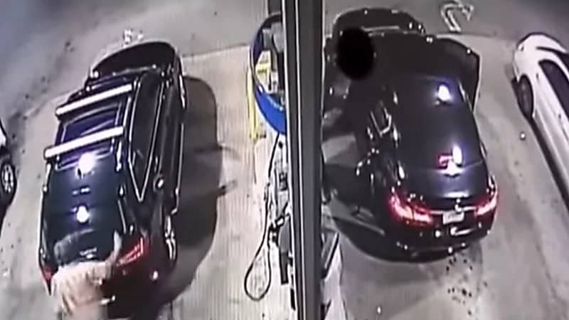 بالفيديو.. رد فعل غير متوقع من سيدة تجاه شاب حاول سرقة سيارتها