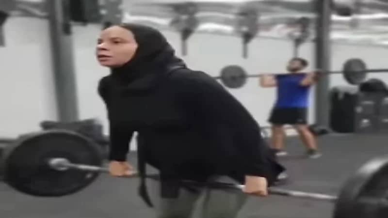 بالفيديو.. سيدة حامل ترفع الأثقال داخل الجيم