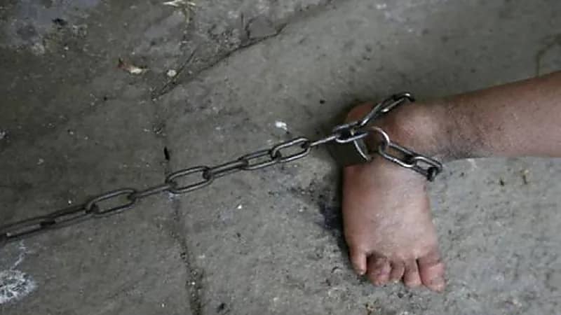 أب يقيد نجله بسلسة لمنعه من زيارة أمه!