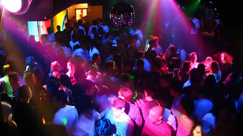 شاهد.. نشوب مشاجرة عنيفة خلال حفلة فنان بملهى ليلي