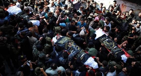 الفلسطينيون يشيعون شهداء نفق غزة