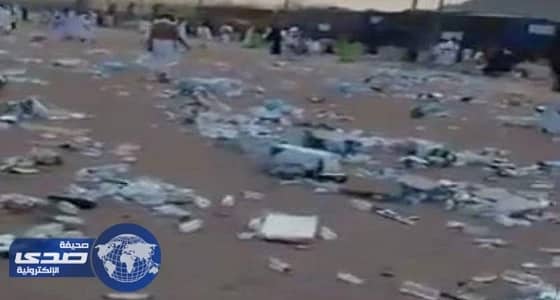 بالفيديو.. إلقاء مئات الكراتين المليئة بقوارير المياه في شوارع منى