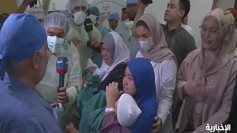 لحظة تسليم التوأم السيامي لوالدتهما بعد نجاح عملية الفصل .. فيديو