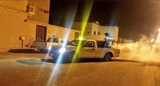 بالصور..تعقيم الحاويات بأحياء عرعر