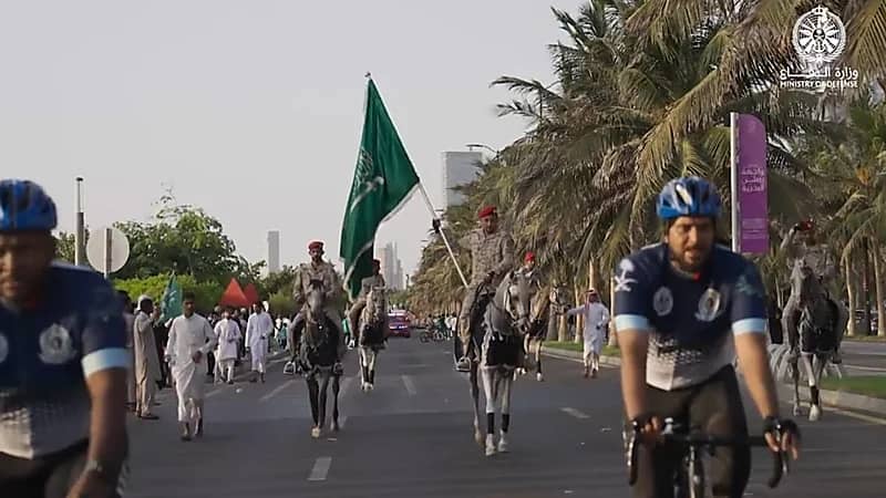 بالفيديو.. تشكيلات بحرية وجوية ومسيرة للعربات العسكرية باليوم الوطني