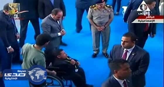 بالفيديو.. مصمم جرافيك من ذوي الإحتياجات الخاصة يستوقف السيسي بدموعه