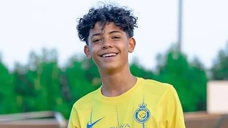 نجل رونالدو يترجى والدة صديقه لهذا السبب ! .. فيديو