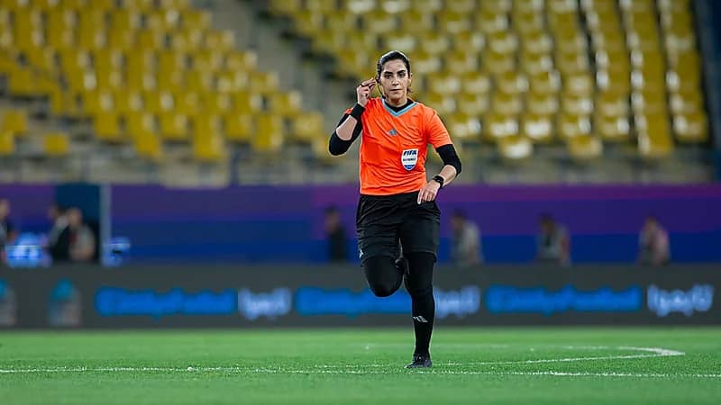 حكمات سعوديات يتدربن على "الفار" قبل الموسم الجديد