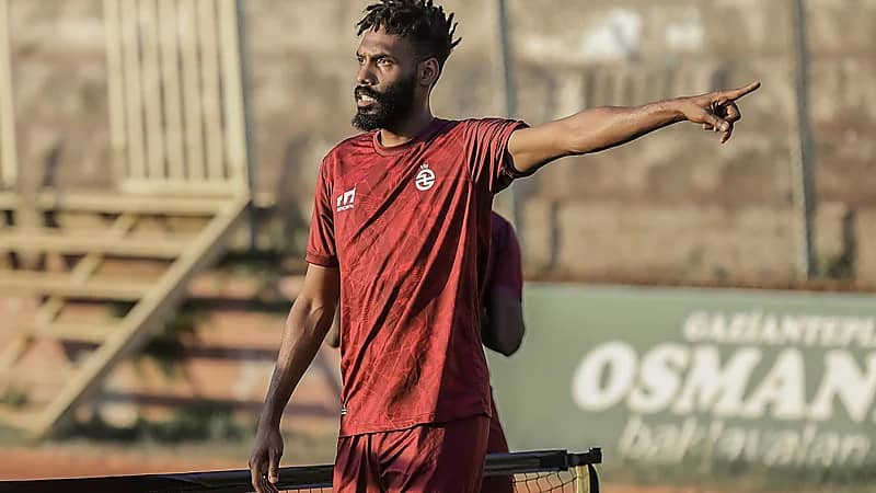 الخلود يقرر عدم تجديد عقود جحفلي وعبدالفتاح عسيري