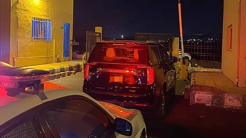 ضبط مركبة مجهزة بطريقة مشابهة للدوريات الأمنية في عسير
