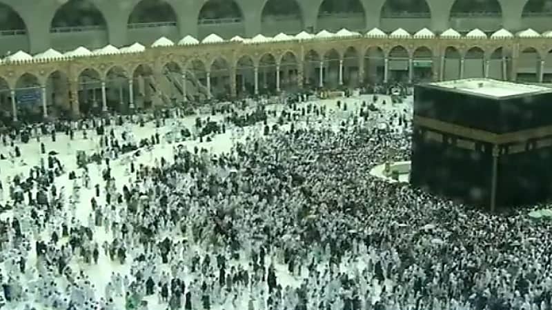 بالفيديو.. المعتمرون يواصلون العبادة والطاعة ويطوفون تحت زخات المطر