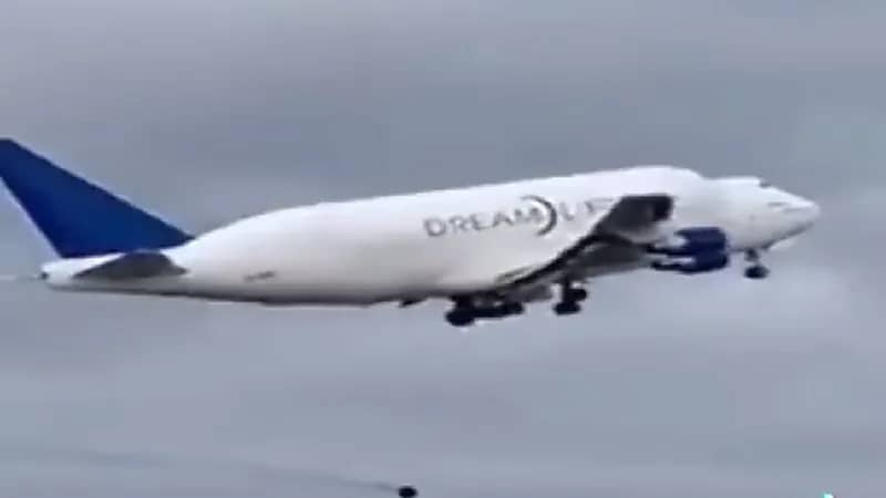 فيديو.. سقوط عجلة طائرة بعد إقلاعها وتصرف القائد يثير التساؤلات