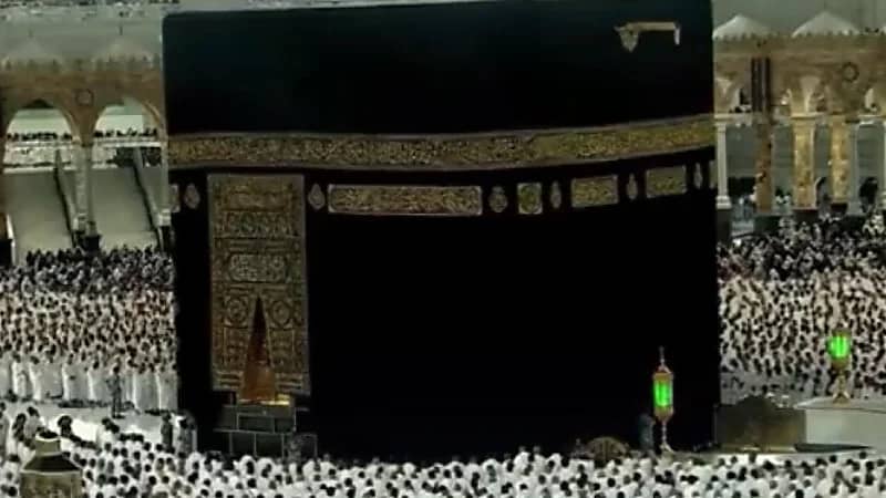 لقطات روحانية لجموع المصلين أثناء تأديتهم صلاة الفجر في الحرم المكي