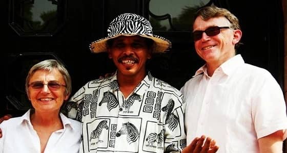 بالصور.. فنان سوداني عاشق للحمار:هناك قواسم مشتركة بيننا