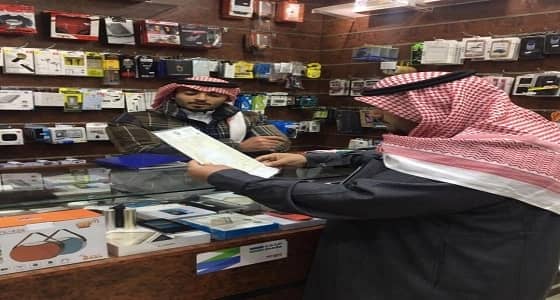 بالصور.. ضبط مخالفتين لقرار التأنيث بمحلات المستلزمات النسائية