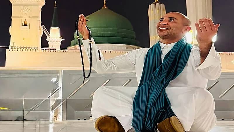 أحمد سعد يؤدي مناسك العمرة