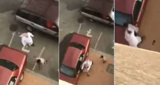 بالفيديو.. أب يعنف ابنه بالعقال بأحد أحياء " جدة "