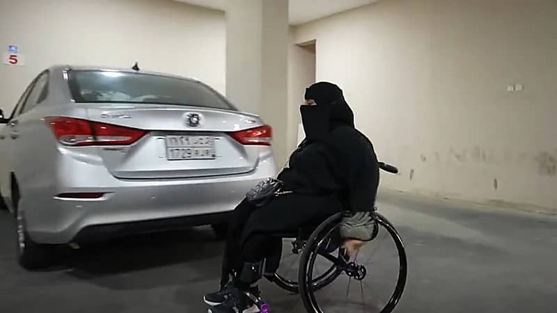 تركية المطيري إعاقتها لم تمنعها من العمل علي تطبيقات توصيل الأفراد في الخبر .. فيديو