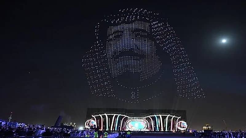 بالفيديو.. السماء تتزين بصورة خادم الحرمين وولي العهد خلال حفل افتتاح موسم الرياض