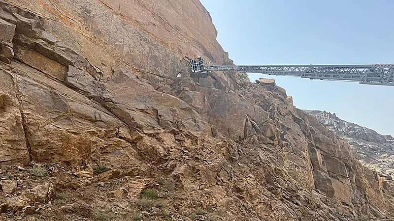 مدني نجران ينقذ شخصًا احتجز في منحدر جبلي