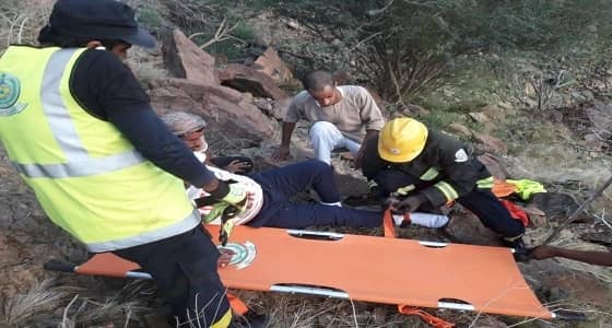 بالصور.. مواطن علِق في جبل رحقان ببدر.. والمدني يتدخل