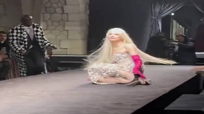 شاهد.. عارضة أزياء شهيرة تتعثر وتسقط خلال عرض في باريس