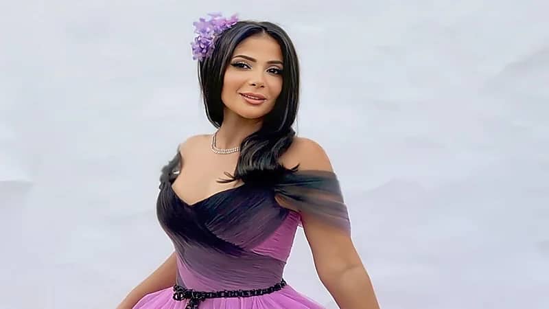 منى زكي تعود للمسرح بـ "الوش الثاني" في الرياض