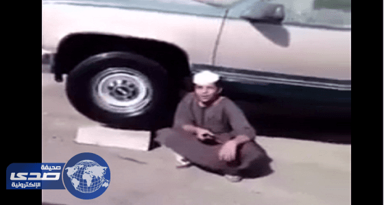 بالفيديو.. شاب يوقف سيارته على 4 فناجين شاي