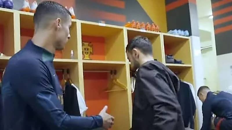 بالفيديو.. رد فعل برونو فيرناندز تجاه رونالدو أثناء مصافحته يثير ضجة واسعة