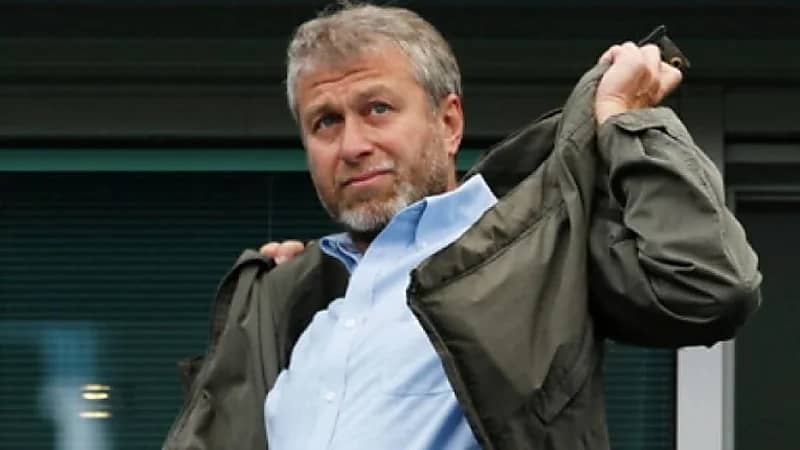 الإتحاد الأوروبي يوافق على تجميد أصول الملياردير الروسي " أبراموفيتش"