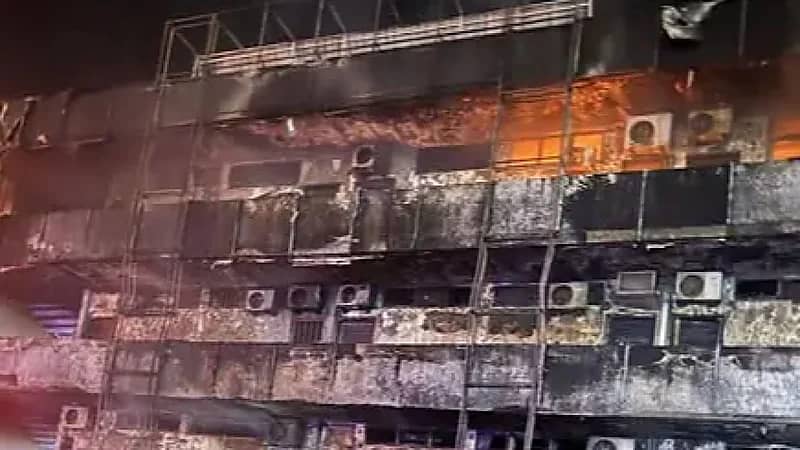 المطر ينقذ منتجع سياحي من حريق هائل.. فيديو