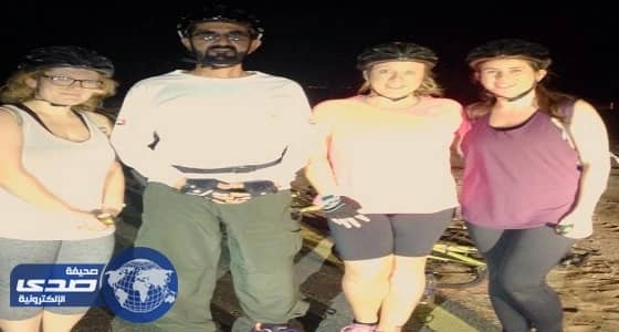 ⁠⁠⁠⁠⁠بالصور.. حاكم دبي ينقذ 3 أجنبيات من الصحراء