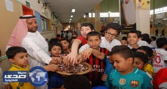 بالصور.. «التمر» بديلا لـ «الحلوي» في مدرسة محاسن الابتدائية بالمبرز