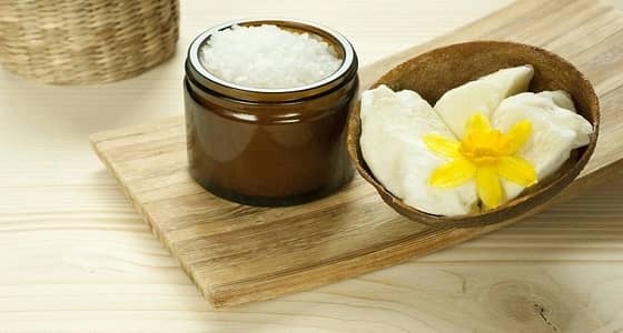 زبدة الشيا مرطب طبيعي للشفاه وللتخلص من تشققات الجلد