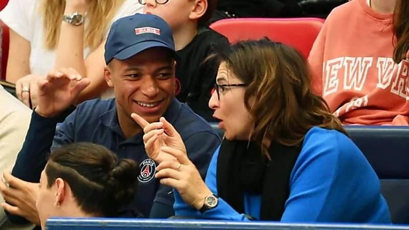 والدة مبابي تعلق على رحيله عن باريس سان جيرمان