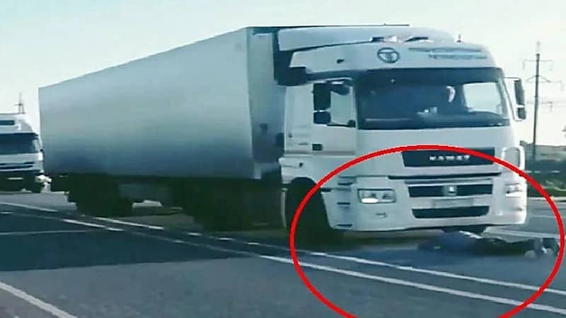 شاهد.. مراهق يلقى نفسه أسفل شاحنة مسرعة لسبب غريب 