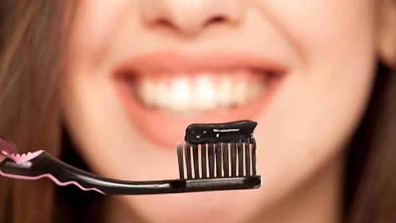 "الصحة" تكشف مخاطر فرك الأسنان بالفحم